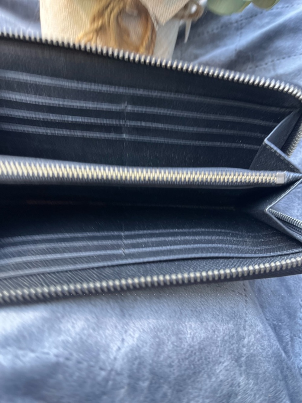 EUC ~ Coach Accordion Zip Wallet in Signature Embossed Leather - Black - Picture 10 of 11